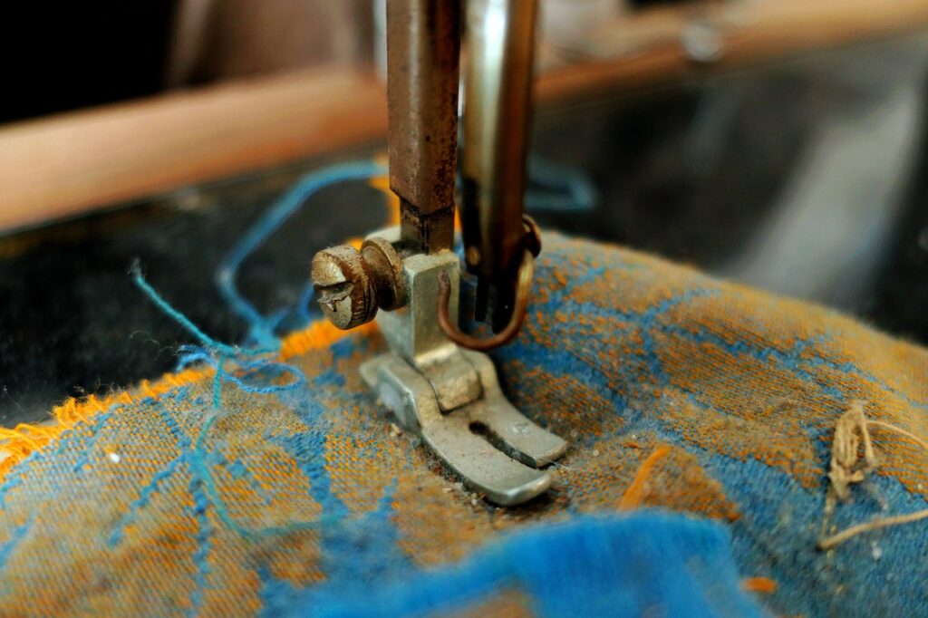 sewing machine, old sewing machine, historical-2448246.jpg